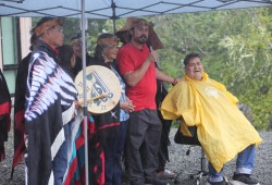 For the first time, the ceremony also brought Cootes a Nuu-chah-nulth name, muuČinʔaqƛ. Pronounced ‘moo-chin-achlt’, it means ‘four directions’, explains Uchucklesaht Cultural Coordinator Joshua Shaw.