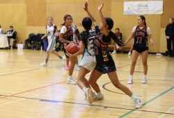 U13 girls Yuułuʔiłʔatḥ Ravens play a physical final game against Snuneymuxw Islanders.