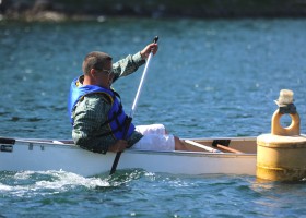 Trevor Little of Haahuupayak helps the team make the turn