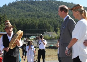 Chief Jack Thompson sings a Welcome to Prince Edward and Princess Sophie