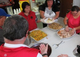 Quu?asa team preparing plates: Photographer Ida John