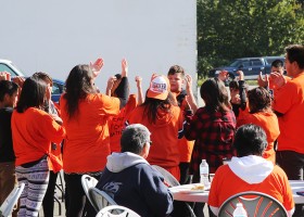 Haahuupayak students sing their prayer song.